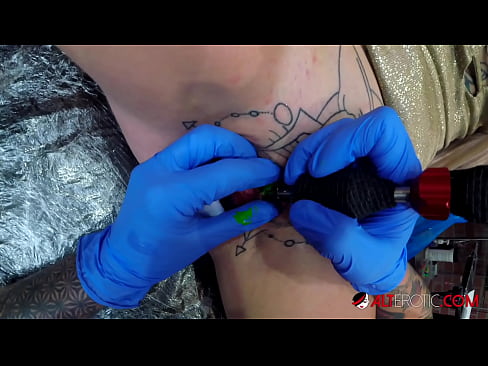 ❤️ Extrem tattooed Hottie Sully Savage krut en Tattoo op hirem Klitoris Porno op lb.91sexy.top ﹏